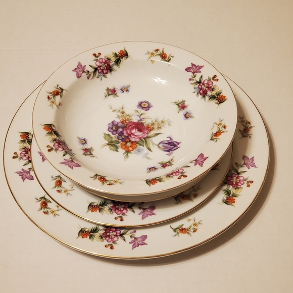 Harmony House Dresdania Plates - Picture 5 of 16